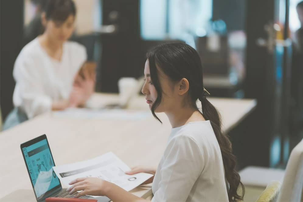[インテリアのショールームで受付]大手企業！バス停から徒歩3分